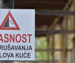 Znak "Opasnost od urušavanja dijelova kuće" 05.04.2019., Sibenik - Znak opasnosti - Opasnost od urusavanja dijelova kuce.
Photo: Hrvoje Jelavic/PIXSELL