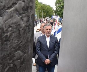 05.08.2020., Knin - Miroslav Skoro sa suradnicima polozio vijenac na spomenik Oluja 95.
Photo: Hrvoje Jelavic/PIXSELL
