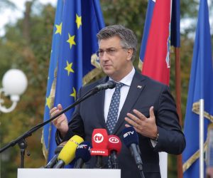 05.10.2020., Nasice - Predsjednik Vlade Andrej Plenkovic otvorio je radove rekonstrukcije na Trgu dr.Franje Tudjmana  u Nasicama koji se izvode u sklopu projekta ''Rekonstrukcija dvorca Pejacevic- Velikog i Malog''  Photo: Dubravka Petric/PIXSELL