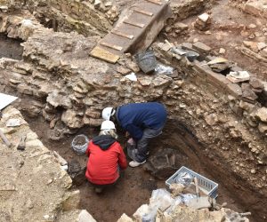 06.03.2020., Pula - Tijekom arheoloskih istrazivanja okolisa zgrade Arheoloskog muzeja Istre pronadjen je izuzetan nalaz histarskih zarnih grobova. U neposrednoj blizini Dvojnih Vrata pronadjeno je pet histarskih zarnih grobova iz zeljeznog doba, koji se okvirno datiraju u razdoblje od 11. do 2. stoljeca prije Krista. Rijec je o ukopima u zarama; neke od njih odlozene su u rupe u zemlji oblozene kamenjem (suhozidom), a druge su ukopane direktno u tlo te poklopljene kamenim plocama. 
Photo: Dusko Marusic /PIXSELL