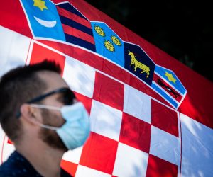 07.09.2020., Split - Ilustracija gradana s maskom ispred hrvatske zastave.
Photo:j Milan Sabic/PIXSELL