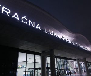 Zagreb: Todorić nakon godinu dana izručen Hrvatskoj 07.11.2018., Zagreb - Policija ispred Medjunarodne luke dr. Franjo Tudjman ceka avion u kojemu se nalazi bivsi celnik Agrokora Ivica Todoric. Ivica Todoric izrucen je Hrvatskoj nakon sto mu je britanski sudac Duncan Ousley odbio zalbu. Drzavno odvjetnistvo izdalo je tjeralicu za Todoricem u listopadu 2017. godine, a temeljem europskog uhidbenog naloga, koji je raspisala Hrvatska, uhicen je u Londonu 7. studenog 2017. Photo: Igor Soban/PIXSELL