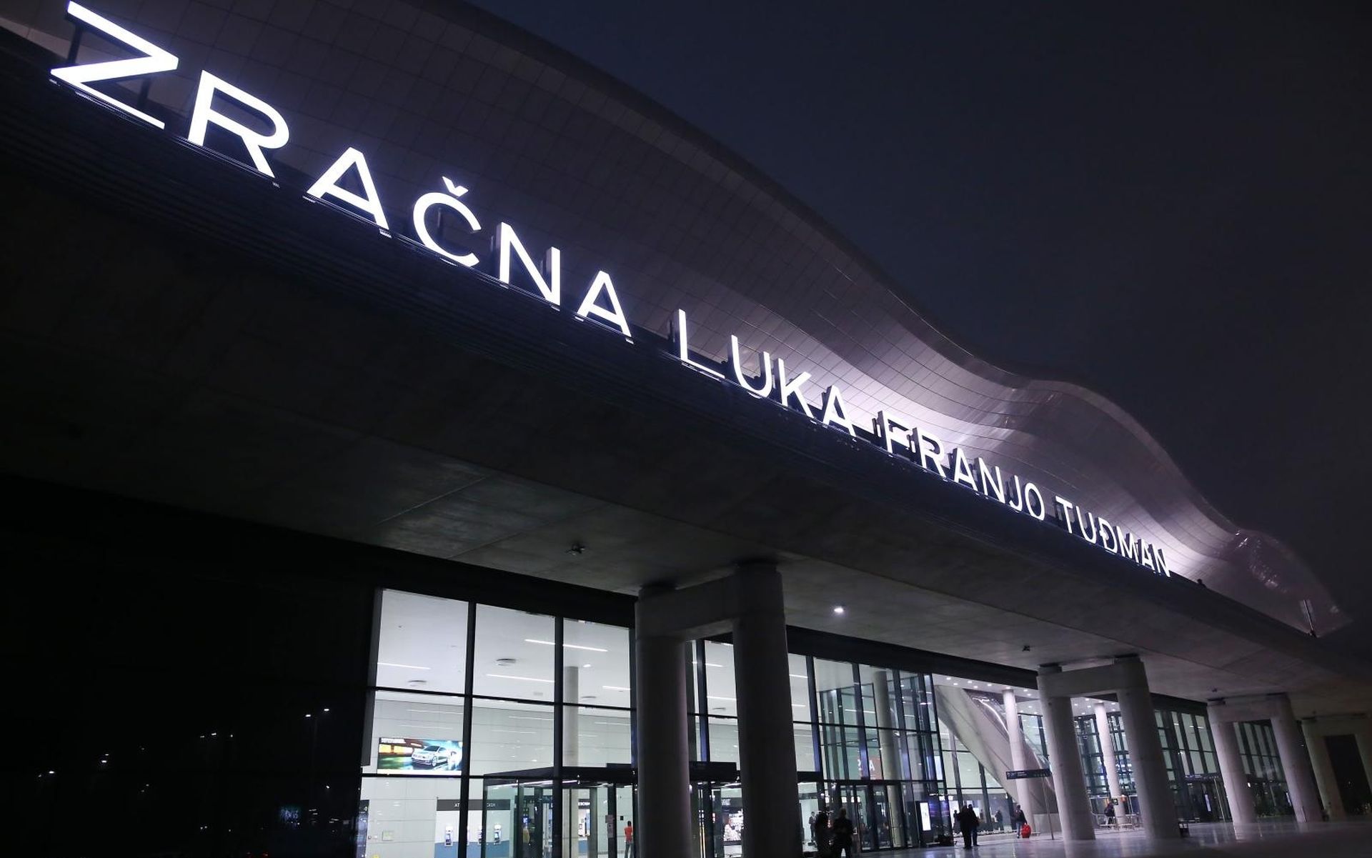 Zagreb: Todorić nakon godinu dana izručen Hrvatskoj 07.11.2018., Zagreb - Policija ispred Medjunarodne luke dr. Franjo Tudjman ceka avion u kojemu se nalazi bivsi celnik Agrokora Ivica Todoric. Ivica Todoric izrucen je Hrvatskoj nakon sto mu je britanski sudac Duncan Ousley odbio zalbu. Drzavno odvjetnistvo izdalo je tjeralicu za Todoricem u listopadu 2017. godine, a temeljem europskog uhidbenog naloga, koji je raspisala Hrvatska, uhicen je u Londonu 7. studenog 2017. Photo: Igor Soban/PIXSELL
