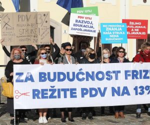 08.10.2020., Zagreb - Predstavnici Inicijative za uvodjenje nize stope PDV-a na frizerske usluge koju su pokrenuli frizeri s ciljem razvoja struke prosvjedovali su danas ispred Banskih dvora.
Photo: Patrik Macek/PIXSELL
