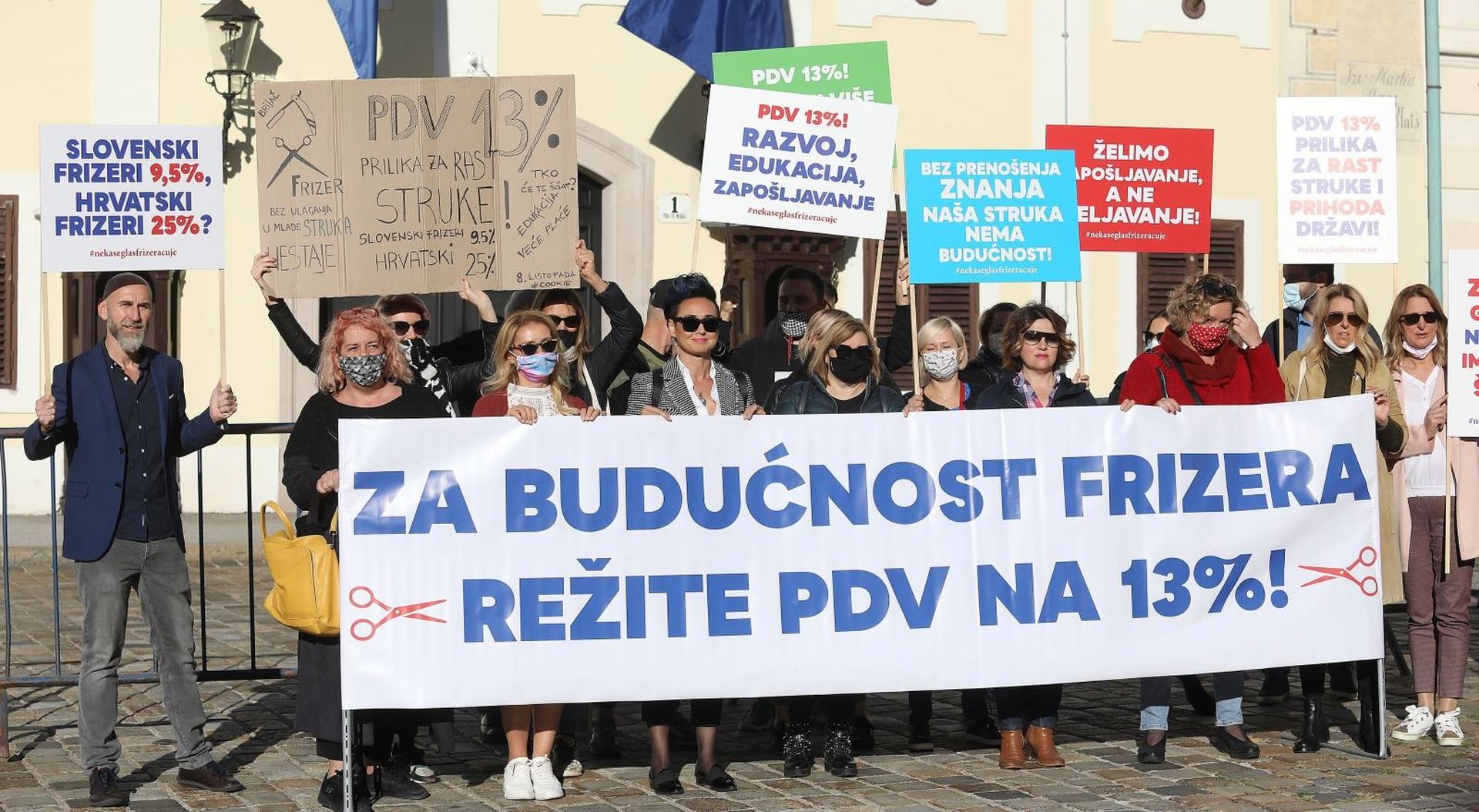08.10.2020., Zagreb - Predstavnici Inicijative za uvodjenje nize stope PDV-a na frizerske usluge koju su pokrenuli frizeri s ciljem razvoja struke prosvjedovali su danas ispred Banskih dvora.
Photo: Patrik Macek/PIXSELL