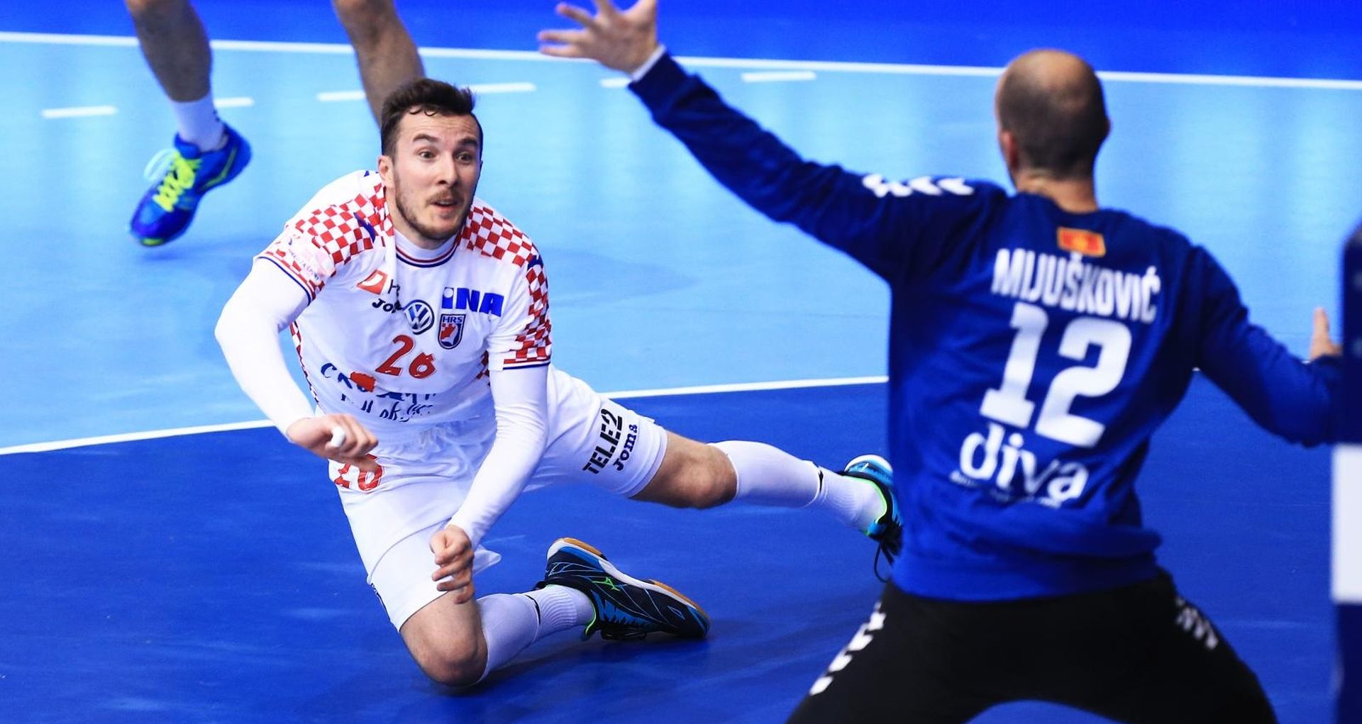 09.06.2018., Osijek - SD Gradski vrt - Kvalifikacije za SP u rukometu 2019, prva utakmica: Hrvatska - Crna Gora. Manuel Strlek, Mile Mijuskovic.
Photo: Davor Javorovic/PIXSELL