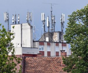 10.06.2020., Slavonski Brod - Na neboderima i stambenim zgradama sve je vise antena, baznih stanica i antenskih sustava mobilnih teleoperatera. Photo: Ivica Galovic/PIXSELL