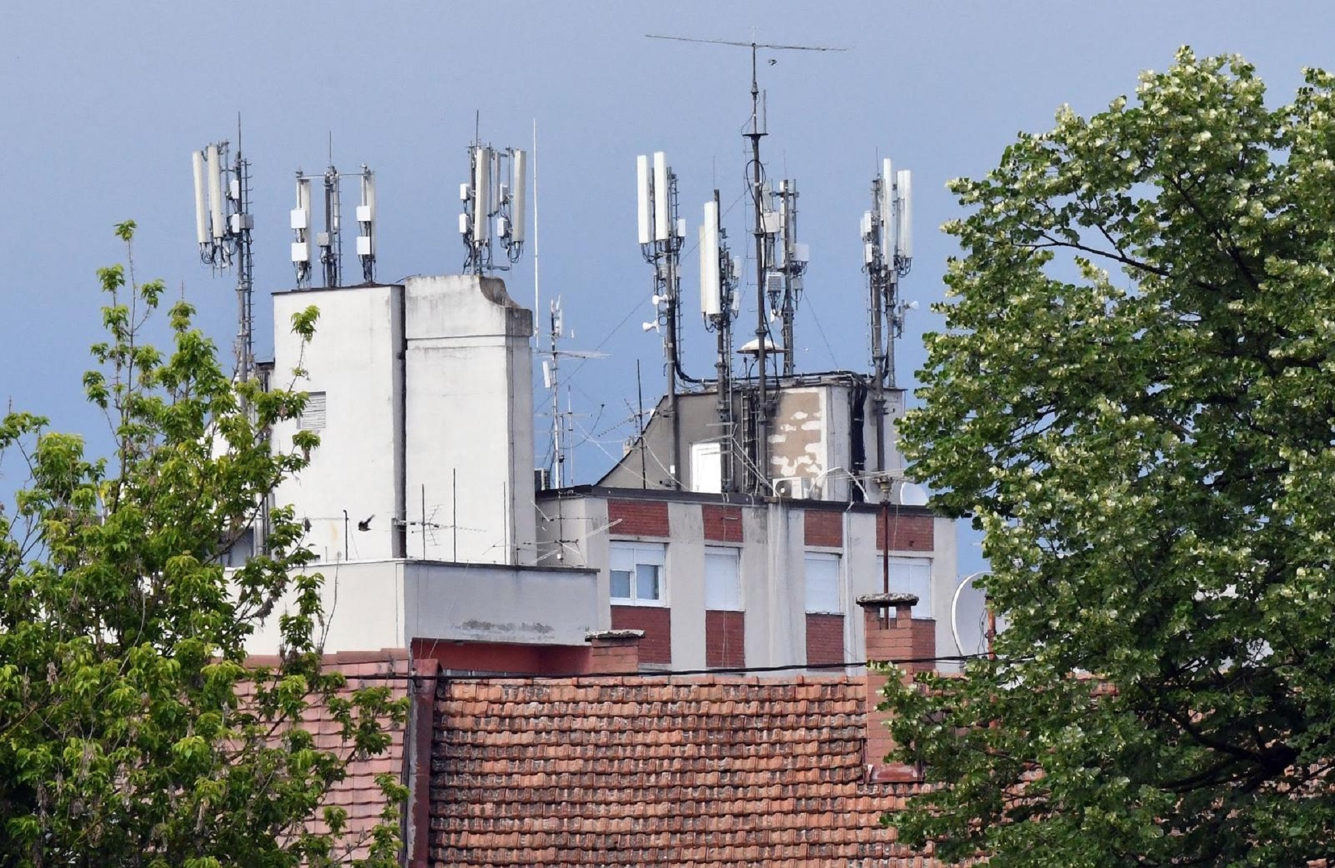 10.06.2020., Slavonski Brod - Na neboderima i stambenim zgradama sve je vise antena, baznih stanica i antenskih sustava mobilnih teleoperatera. Photo: Ivica Galovic/PIXSELL