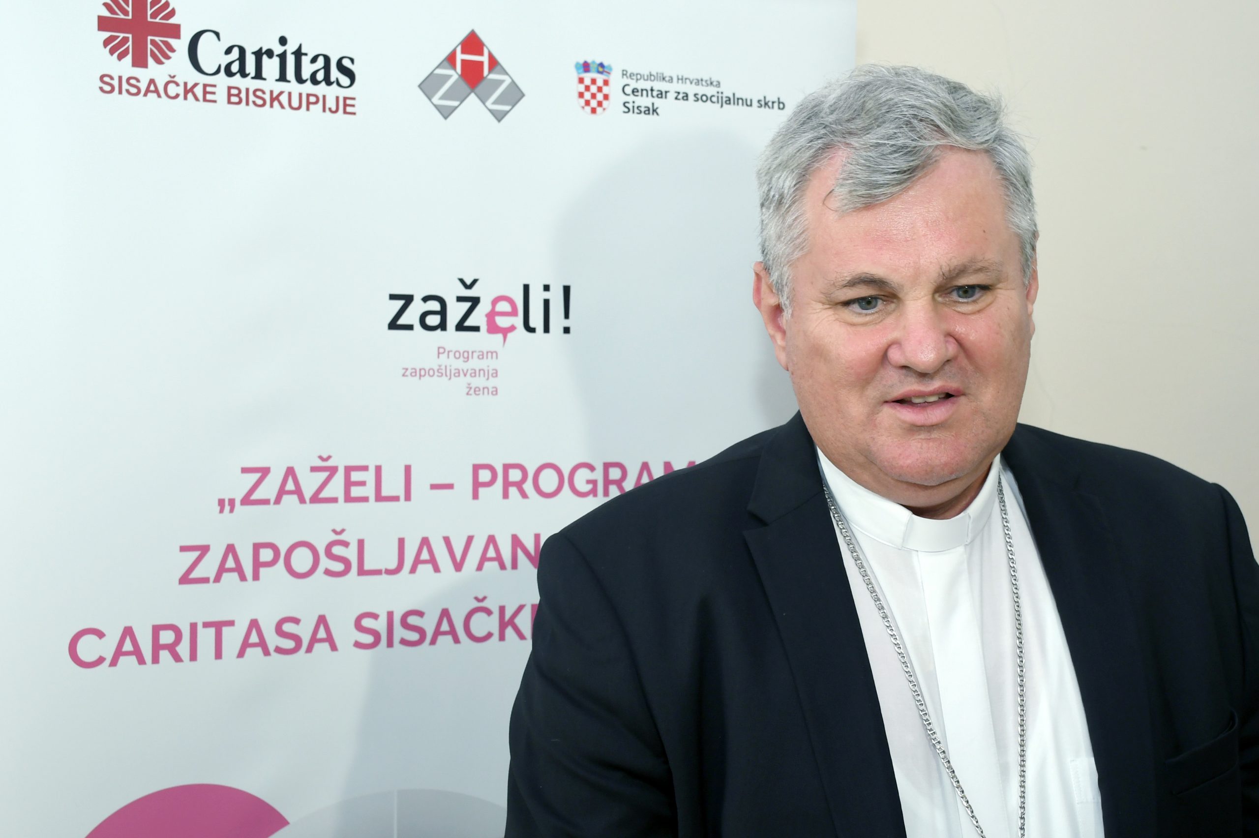 10.07.2020., Sisak - Uvodna konferencija projekta ZAZELI – Program zaposljavanja zena Caritasa Sisacke biskupije odrzana je u prostorijama Caritasa Sisacke biskupije.Caritas Sisacke biskupije zapoceo je s provedbom projekta ZAZELI – Program zaposljavanja zena Caritasa Sisacke biskupije u partnerstvu sa Centrom za socijalnu skrb Sisak i Hrvatskim zavodom za zaposljavanje, ispostava Sisak. Projekt ukupne vrijednosti 1.857.319,59 HRK, sufinancira Europska unija iz Europskog socijalnog fonda.Vlado Kosic, sisacki biskup.
Photo: Nikola Cutuk/PIXSELL