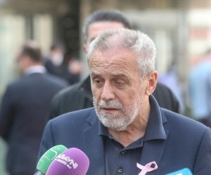 10.10.2020., Zagreb - Gradonacelnik Milan Bandic dao je  izjavu za medije povodom povecanog broja zarazenih koronavirusom u Gradu Zagrebu te opet imao problema sa stavljanjem zastitne maske. Photo: Zeljko Lukunic/PIXSELL