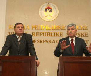 21.10.2010., Banja Luka - Lider SNSD-a Milorad Dodik i lider HDZ BiH Dragan Covic nakon sastanka u Banjaluci daju izjave za medije.
Photo: Dejan Moconja/VLM/PIXSELL