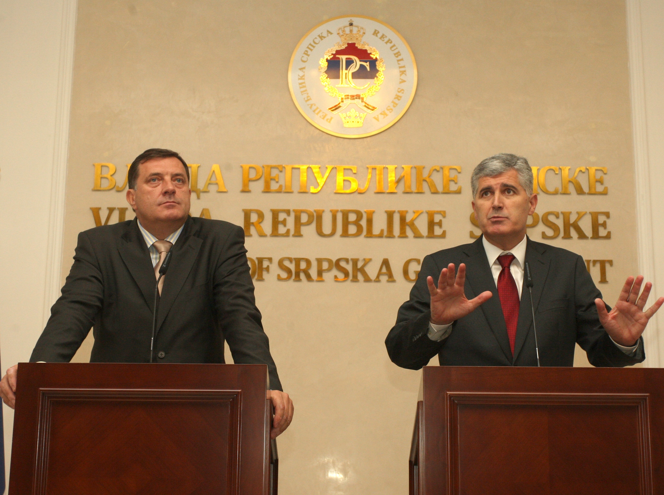 21.10.2010., Banja Luka - Lider SNSD-a Milorad Dodik i lider HDZ BiH Dragan Covic nakon sastanka u Banjaluci daju izjave za medije.
Photo: Dejan Moconja/VLM/PIXSELL