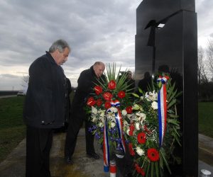 19.11.2010., Lovas - Polaganjem vijenaca i paljenjem svijeca na spomen-obiljezju kod farme Lovas izmedju Dalja i Borova odala se pocast braniteljima i civilima ubijenim na tom mjestu. 
Photo: Marko Mrkonjic/PIXSELL