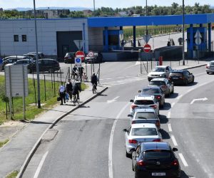 11.06.2020. Slavonski Brod - Na granicnom prijelazu s BiH u Slavonskom Brodu zbog pojacanog prometa vozila stvaraju se vece guzve. Vrijeme potrebno za prelazak granice tijekom dana se neprestano mijenja, a cekanja u oba smjera mogu biti i dulja od pola sata.
Photo: Ivica Galovic/PIXSELL