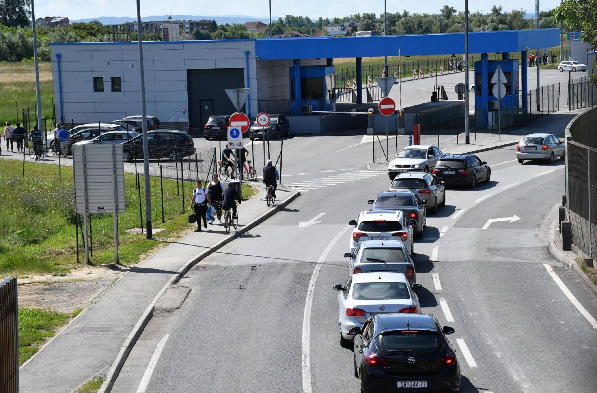11.06.2020. Slavonski Brod - Na granicnom prijelazu s BiH u Slavonskom Brodu zbog pojacanog prometa vozila stvaraju se vece guzve. Vrijeme potrebno za prelazak granice tijekom dana se neprestano mijenja, a cekanja u oba smjera mogu biti i dulja od pola sata.
Photo: Ivica Galovic/PIXSELL