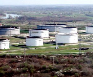 spor; upravni sud; grad sisak; rezervoari; JANAF; Jadranski naftovod; dispute; Administrative Court; reservoirs; Adriatic pipeline; ilustracija; illustration