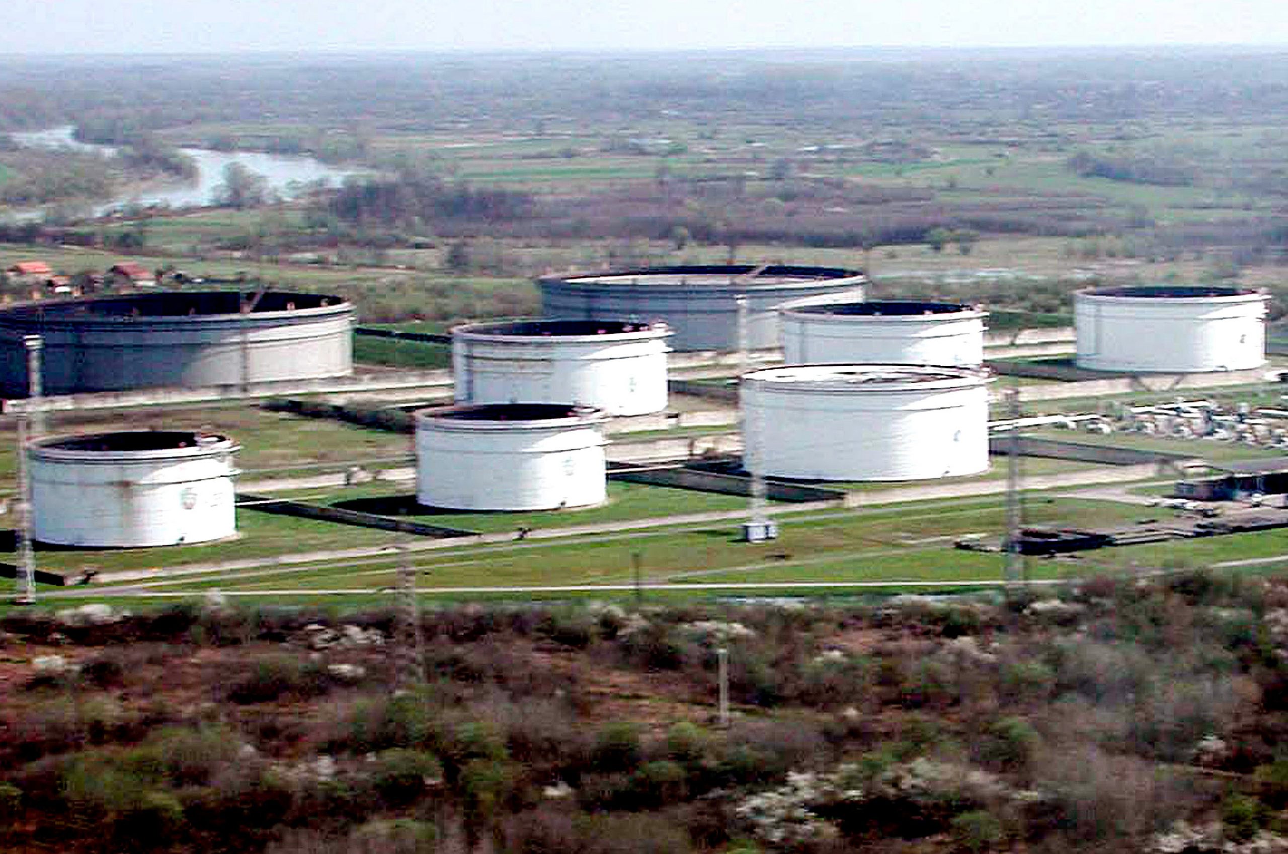 spor; upravni sud; grad sisak; rezervoari; JANAF; Jadranski naftovod; dispute; Administrative Court; reservoirs; Adriatic pipeline; ilustracija; illustration