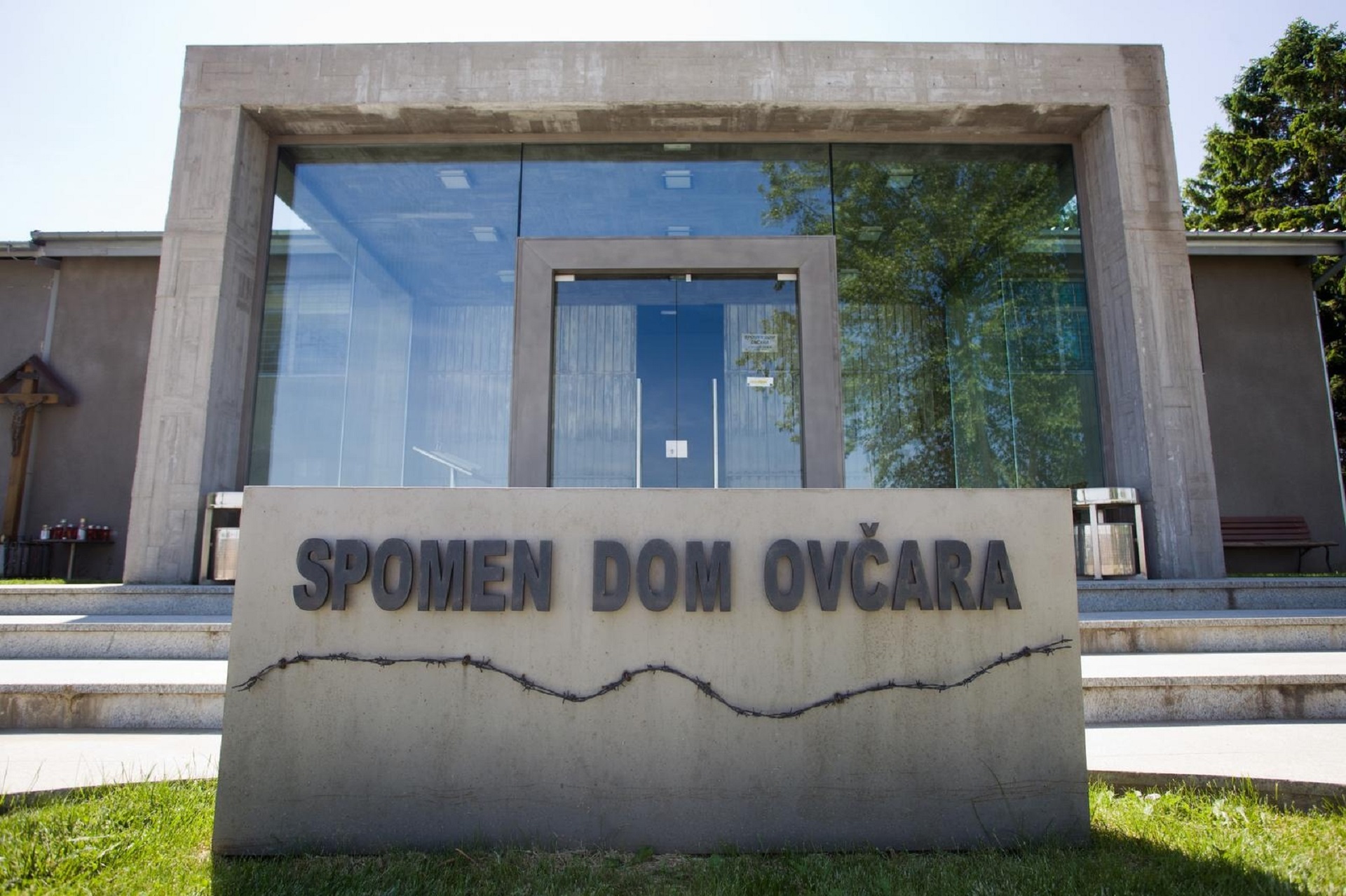 12.05.2012. Ovcara - Dvadeset godina od okupacije u Domovinskom ratu Vukovar i Vukovarci pokusavaju zivjeti normalnim zivotom. Unatoc reintegraciji, proteku vremena i opseznoj obnovi ratne rane su jos vidljive u gradu i na njegovim stanovnicima. Spomenik na mjestu masovnog pokolja ranjenika iz vukovarske bolnice postao je nezaobilazno mjesto hodocasca svih posjetitelja Vukovara. Iz masovne grobnice eksumirano je nakon reintegracije 200 tijela branitelja i civila.
Photo: Nel Pavletic/PIXSELL