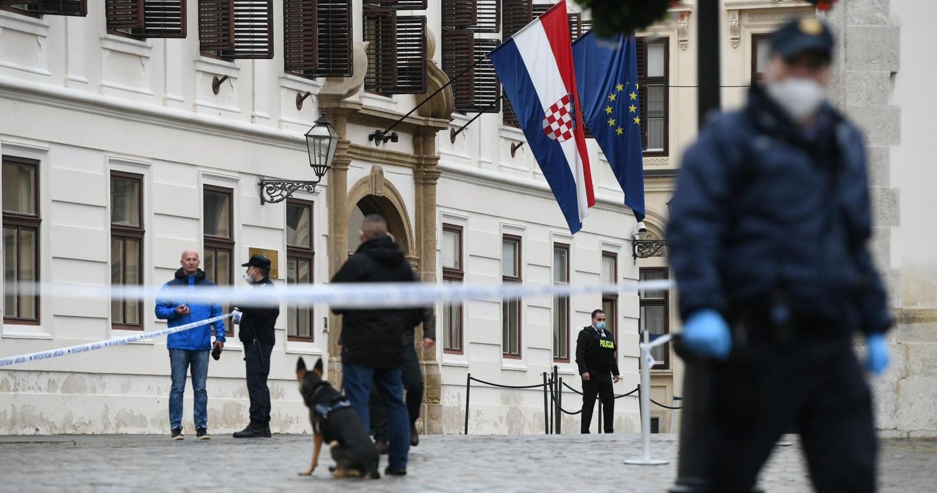 12.10.2020., Zagreb - Jutros u 8.06 zaprimljena je dojava o pucnjavi na Trgu svetog Marka u Zagrebu. Prema prvim utvrdjenim informacijama jedan policijski sluzbenik je ozlijedjen i njemu se pruza lijecnicka pomoc. Pocinitelj je pobjegao s mjesta dogadjaja, a za njim tragaju sve raspolozive policije snage. Photo: Josip Regovic/PIXSELL