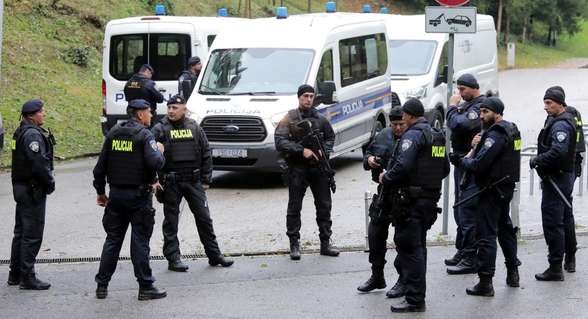 12.10.2020., Zagreb - Jutros u 8.06 zaprimljena je dojava o pucnjavi na Trgu svetog Marka u Zagrebu. Prema prvim utvrdjenim informacijama jedan policijski sluzbenik je ozlijedjen i njemu se pruza lijecnicka pomoc. Nakon pucnjave na Markovom trgu na Jabukovcu je pronadjeno tijelo osobe koja odgovara opisu napadaca, sumnja se na samoubojstvo. Photo: Tomislav Miletic/PIXSELL