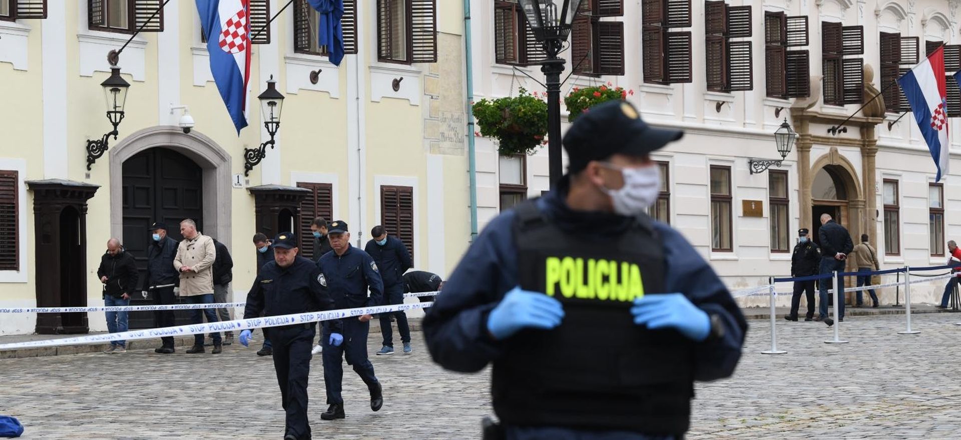 12.10.2020., Zagreb - Jutros u 8.06 zaprimljena je dojava o pucnjavi na Trgu svetog Marka u Zagrebu. Prema prvim utvrdjenim informacijama jedan policijski sluzbenik je ozlijedjen i njemu se pruza lijecnicka pomoc. Pocinitelj je pobjegao s mjesta dogadjaja, a za njim tragaju sve raspolozive policije snage. Photo: Josip Regovic/PIXSELL