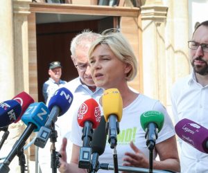 13.08.2020., Zagreb - Konferencija za medije platforme Mozemo! ispred ulaza u Vladu ne temu prijedloga Zakona o obnovi zgrada ostecenih potresom na podrucju Grada Zagreba, Krapinsko-zagorske i Zagrebacke zupanije. Na konferenciji su govoriti Tomislav Tomasevic i Sandra Bencic i Damir Bakic. Photo: Emica Elvedji/PIXSELL