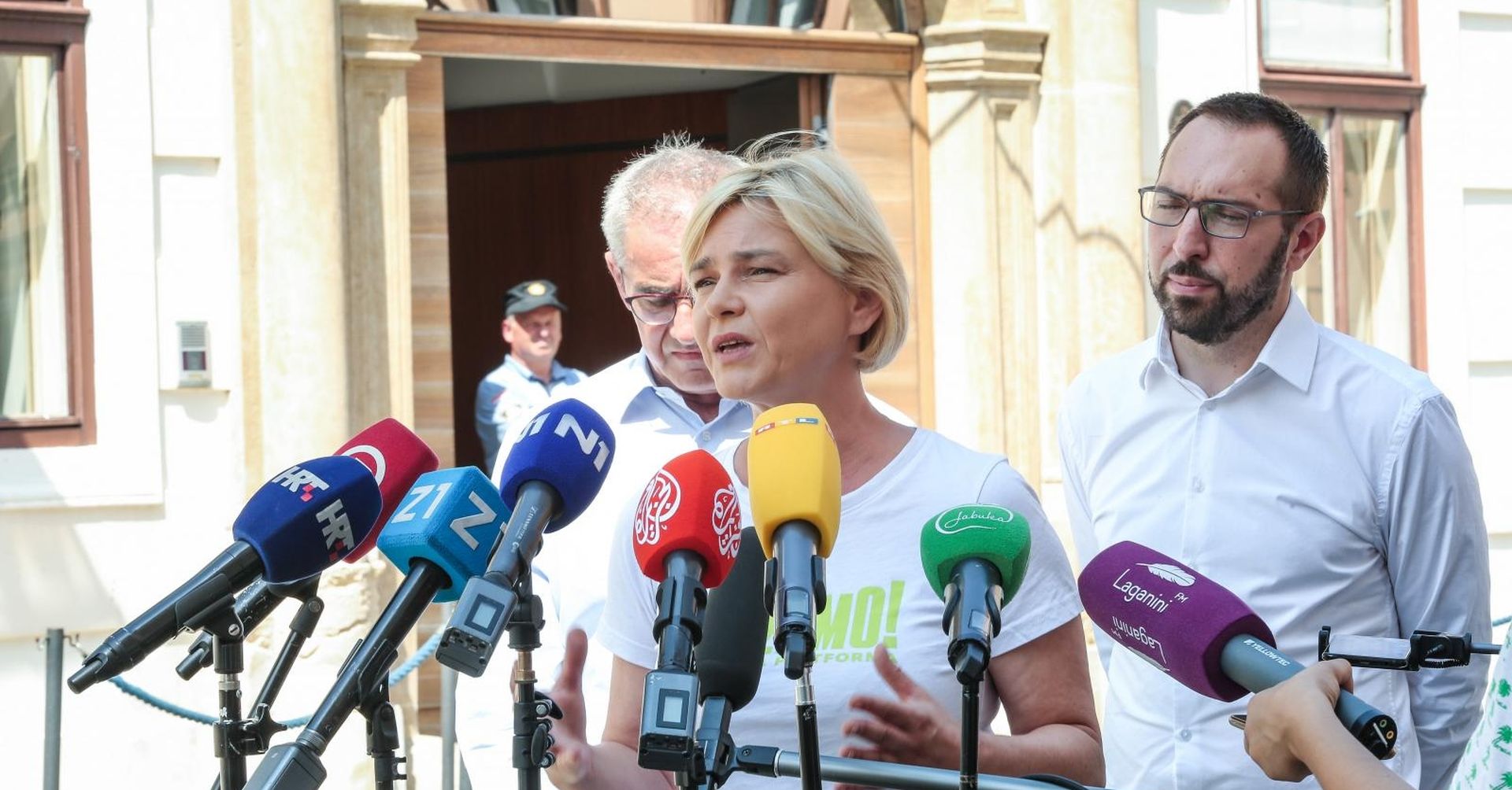 13.08.2020., Zagreb - Konferencija za medije platforme Mozemo! ispred ulaza u Vladu ne temu prijedloga Zakona o obnovi zgrada ostecenih potresom na podrucju Grada Zagreba, Krapinsko-zagorske i Zagrebacke zupanije. Na konferenciji su govoriti Tomislav Tomasevic i Sandra Bencic i Damir Bakic. Photo: Emica Elvedji/PIXSELL