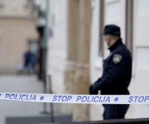 13.10.2020., Zagreb - Dan nakon pokusaja ubojstva policajca ispred Banskih dvora pristup Vladi i Saboru je jos uvijek blokiran i zatvoren za vozila i pjesake. Rubom Markova trga moze se voziti i hodati, ali za pristup drzavnim institucijama treba posebna dozvola.
Photo: Patrik Macek/PIXSELL