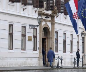 13.10.2020., Zagreb - Dan nakon pokusaja ubojstva policajca ispred Banskih dvora pristup Vladi i Saboru je jos uvijek blokiran i zatvoren za vozila i pjesake. Rubom Markova trga moze se voziti i hodati, ali za pristup drzavnim institucijama treba posebna dozvola
Photo: Patrik Macek/PIXSELL