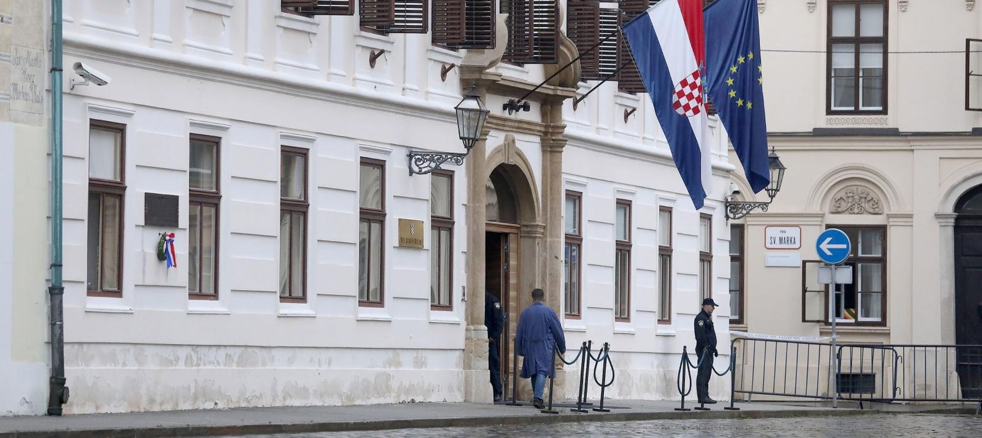 13.10.2020., Zagreb - Dan nakon pokusaja ubojstva policajca ispred Banskih dvora pristup Vladi i Saboru je jos uvijek blokiran i zatvoren za vozila i pjesake. Rubom Markova trga moze se voziti i hodati, ali za pristup drzavnim institucijama treba posebna dozvola
Photo: Patrik Macek/PIXSELL