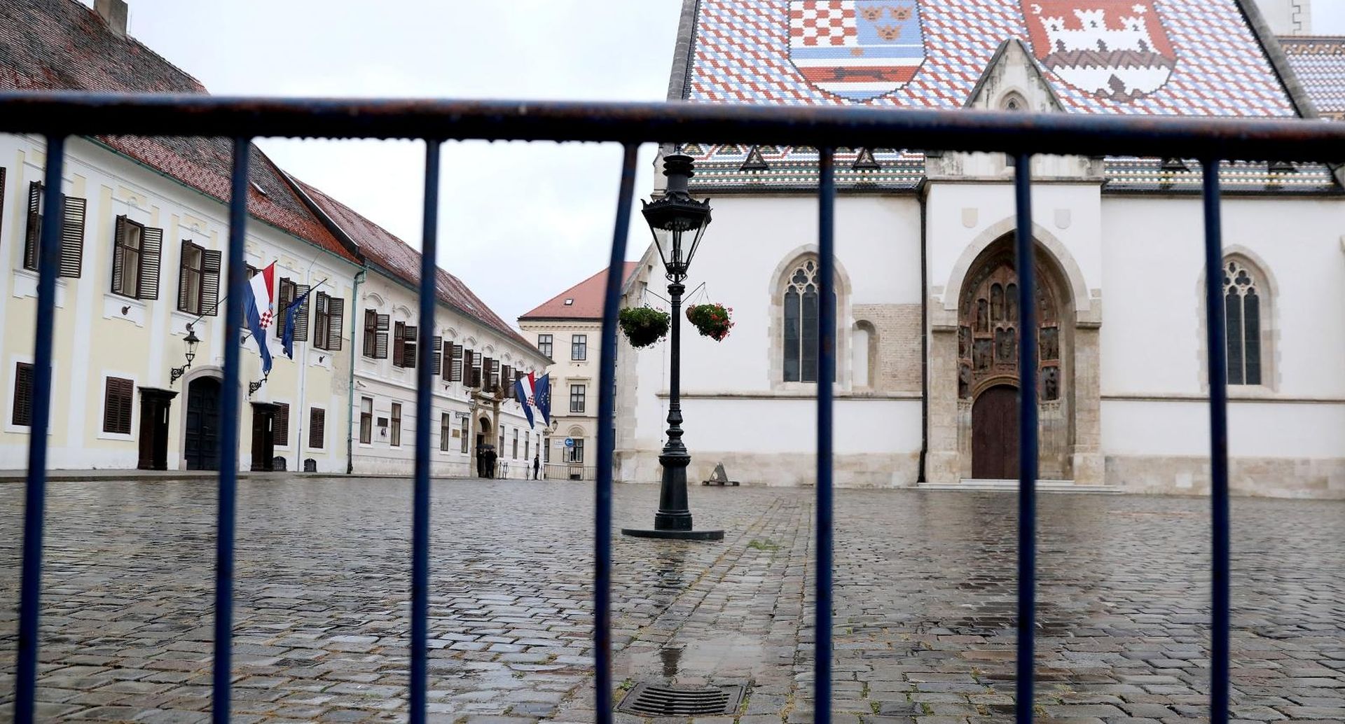 13.10.2020., Zagreb - Dan nakon pokusaja ubojstva policajca ispred Banskih dvora pristup Vladi i Saboru je jos uvijek blokiran i zatvoren za vozila i pjesake. Rubom Markova trga moze se voziti i hodati, ali za pristup drzavnim institucijama treba posebna dozvola.
Photo: Patrik Macek/PIXSELL