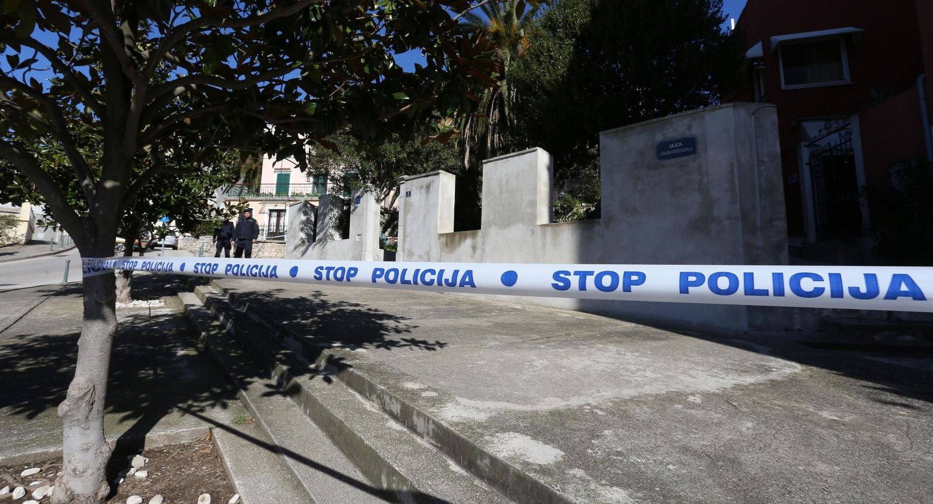 14.02.2020., Mali Losinj - Policijski ocevid u kuci u kojoj se dogodilo ubojstvo zenske osobe Photo:Goran Kovacic/PIXSELL