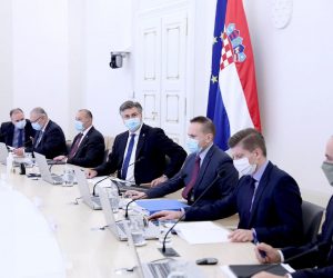 14.10.2020., Zagreb - U Banskim dvorima odrzana je 14. sjednica Vlade, na kojoj je, uz ostalo, raspravljano o o aktualnom stanju vezanom za koronavirus u Republici Hrvatskoj te kupnji i opskrbi cjepivom protiv bolesti COVID-19 u Europskoj uniji.
Photo: Patrik Macek/PIXSELL