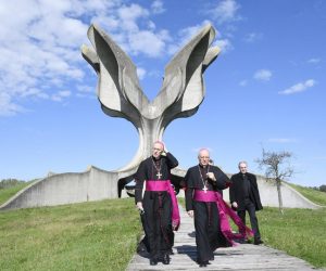 14.10.2020., Jasenovac - Apostolski nuncij u Republici Hrvatskoj nadbiskup Giorgio Lingua u sklopu posjete Pozeskoj biskupiji posjetio je i Jasenovac. Nuncij Lingua u pratnji pozeskog biskupa Antuna Skvorcevica pohodio je Jasenovac te u zupnoj crkvi Uznesenja BDM i sv. Nikole Biskupa predvodi0 molitvu za sve zrtve totalitarnih rezima 20. stoljeca koje su neduzno stradale u jasenovackom logoru i drugim mjestima. Na molitvi je sudjelovati i pakracko-slavonski episkop Jovan Culibrk. Nakon programa u jasenovackoj crkvi, nuncija i biskupa Skvorcevica je u jasenovackom manastiru primio episkop Jovan.
Photo: Nikola Cutuk/PIXSELL