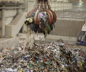 15.03.2018. Rijeka - Zupanijski centar za gospodarenje otpadom Mariscina posjetili su drzavni tajnik ministarstva zastite okolisa i energetike Mile Horvat, direktor Fonda za zastitu okolisa i energetsku ucinkovitost Dubravko Pobos, zamjenik zupana Petar Mamula i zamjenik gtradonacelnika Marko Filipovic. Goste je povodom prve godisnjice rada prvog centra u Hrvatskoj kroz pogon proveo direktor Mariscine Josip Dedic.
Photo: Goran Kovacic/PIXSELL