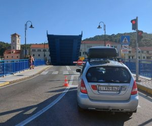16.08.2020.,Tisno - Podizni most Tisno u Tisnom jedina je poveznica otoka Murtera s kopnom. Nekada se most otvarao tako sto se micao u stranu, na rucni pogon, a danas se podize kako bi plovila mogla proci. Photo: Dusko Jaramaz/PIXSELL