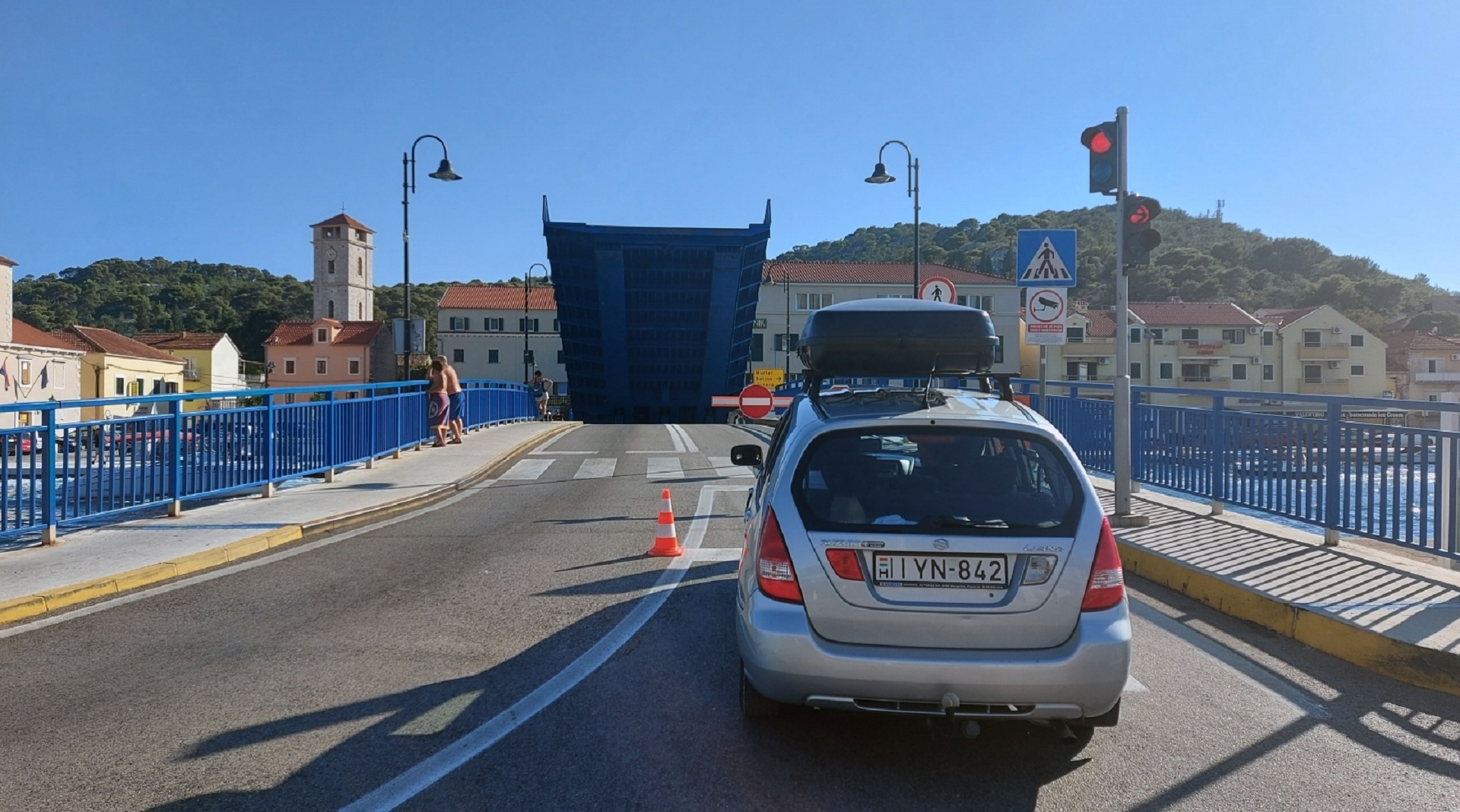 16.08.2020.,Tisno - Podizni most Tisno u Tisnom jedina je poveznica otoka Murtera s kopnom. Nekada se most otvarao tako sto se micao u stranu, na rucni pogon, a danas se podize kako bi plovila mogla proci. Photo: Dusko Jaramaz/PIXSELL
