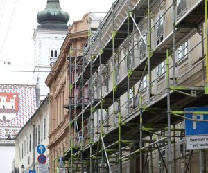 16.10.2020., Zagreb - Ne samo zbog novih ogranicenja na Trgu svetog Marka nego vecim dijelom zbog sanacije steta od potresa zagrebacki Gornji grad prolaznicima pruza potpuno drugaciju sliku od one koju ocekuju.
Skele, ograde i gradjevinski materijal jos dugo ce biti nezaobilazni motivi novih “razglednica” a povjesne jezgre Zagreba.
Photo: Patrik Macek/PIXSELL
