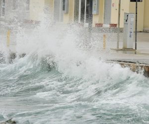 17.01.2015., Vodice - Jako jugo i promjena vremena pogodili veci dio Dalmacije, pa tako i vodicko podrucje.
Photo: Hrvoje Jelavic/PIXSELL