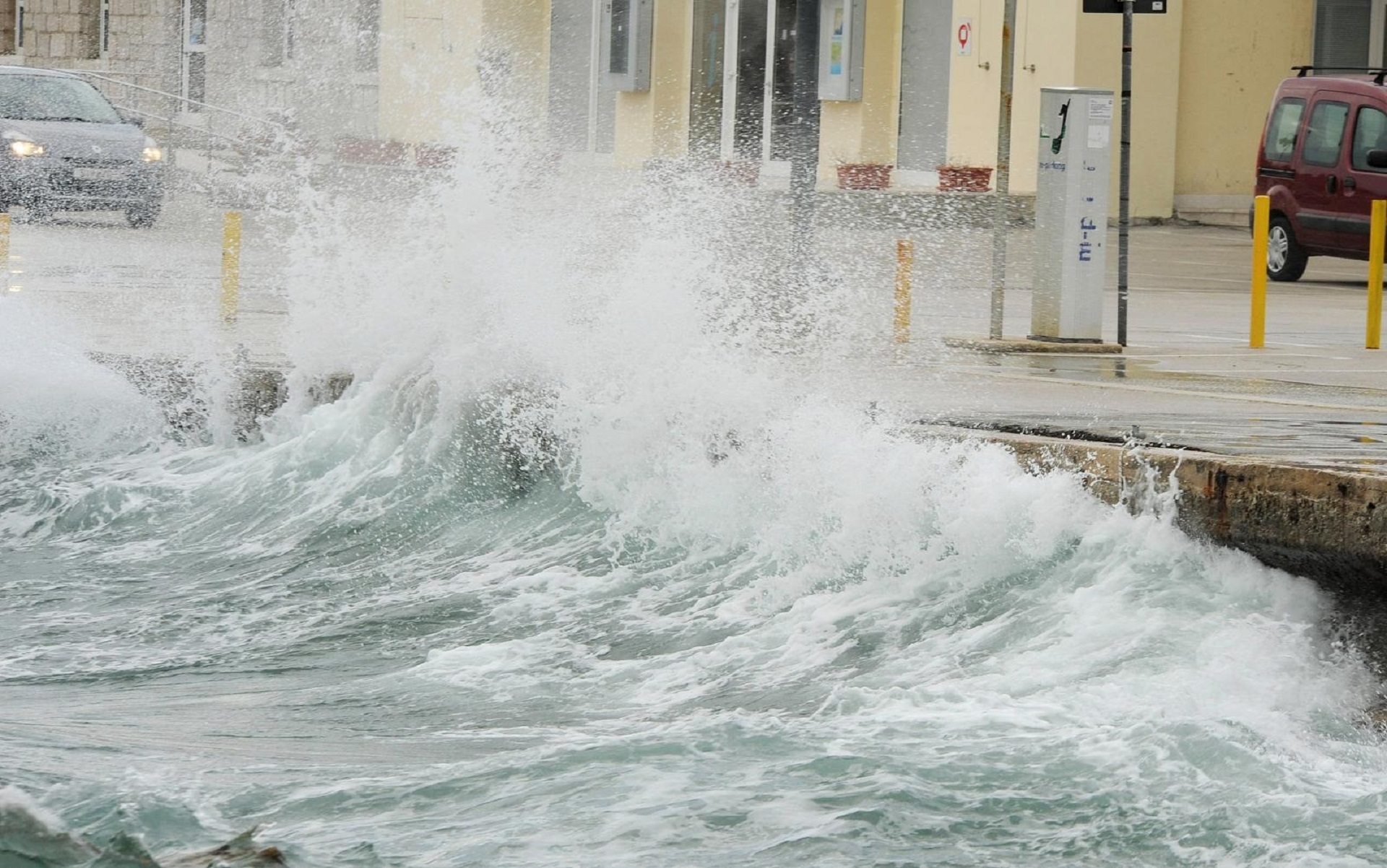 17.01.2015., Vodice - Jako jugo i promjena vremena pogodili veci dio Dalmacije, pa tako i vodicko podrucje.
Photo: Hrvoje Jelavic/PIXSELL