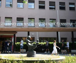 17.08.2020., Zagreb - Velika guzva ispred Nastavnog zavoda za javno zdravstvo dr. Andrija Stampar gdje se gradjani zale jer u 21. stoljecu cekaju po 3 sata kako bi platili testiranje, a samo testiranje ide brzo i traje oko dvije minute. 
Photo: Marko Lukunic/PIXSELL