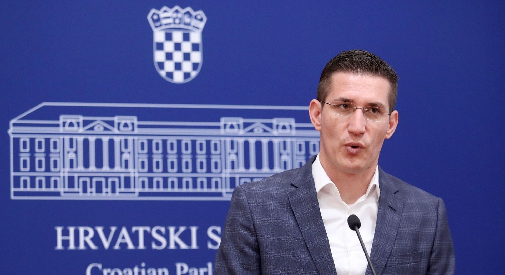 17.09.2020., Zagreb - Na konferenciji za medije Kluba zastupnika Mosta nezavisnih lista odrzanoj u Saboru o temi „Most predlaze ukidanje clanarina za HGK i HOK“ govorio je zastupnik Zvonimir Troskot.
Photo: Patrik Macek/PIXSELL