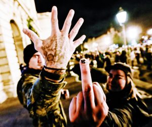 17.10.2020., Zagreb - Ispred Hrvatskog narodnog kazalista veliki broj mladih ljudi se zabavlja ne postivajuci preporuke stozera o distanci i nosenju maski. 
Photo: Sanjin Strukic/PIXSELL