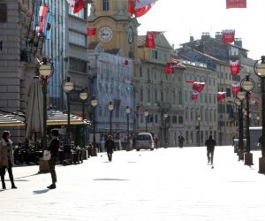 18.03.2020., Rijeka -  Rijetki prolaznici na Korzu, neki sa zastitnim maskama i slab promet na prometnicama u centru grada zbog opreza od sirenja koronavirusa.
Photo:Goran Kovacic/PIXSELL