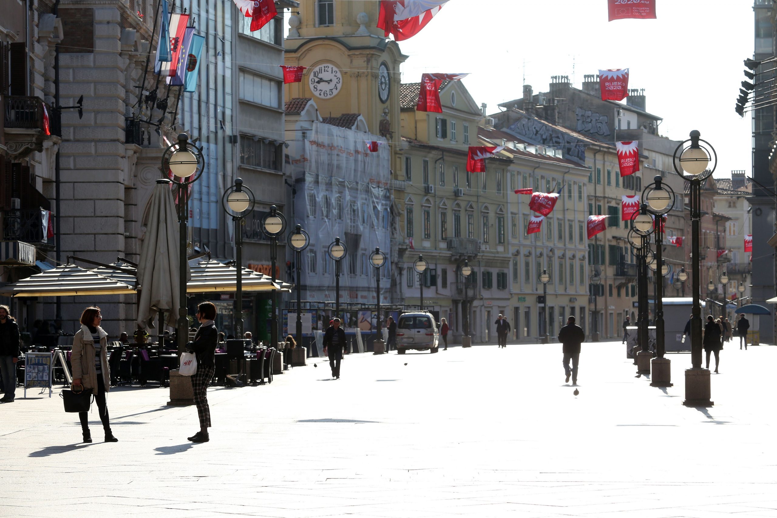 18.03.2020., Rijeka -  Rijetki prolaznici na Korzu, neki sa zastitnim maskama i slab promet na prometnicama u centru grada zbog opreza od sirenja koronavirusa.
Photo:Goran Kovacic/PIXSELL