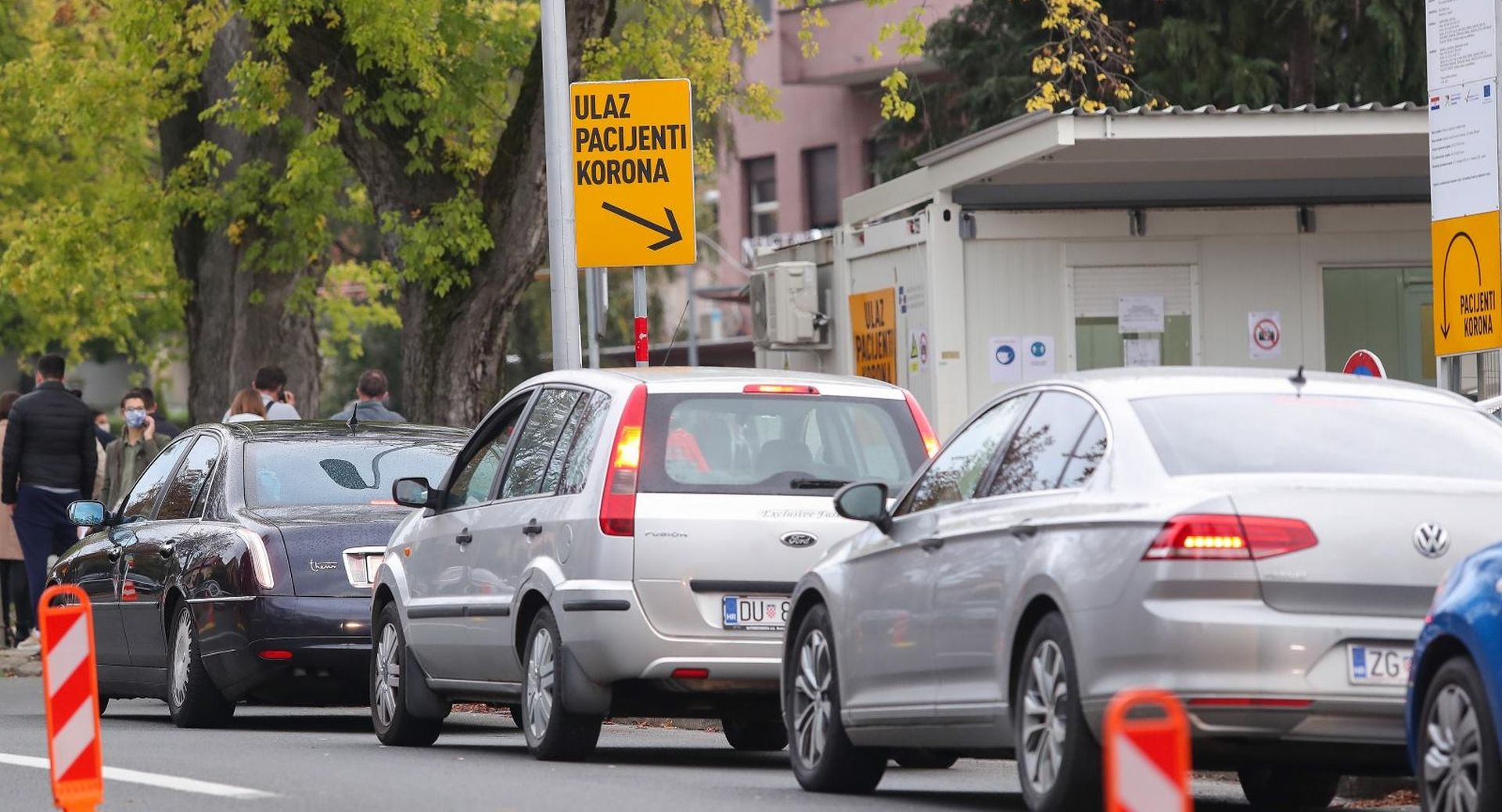 18.10.2020., Zagreb -  Zbog povecanog broja testiranja osoba na koronavirus, stvorila se kolona automobila na prilazu Nastavnog zavoda za javno zdravstvo Andrija Stampar koja je bila duga sve do Ksaverske ulice iz koje se cekalo skretanje za Mirogojsku cestu. 
Photo: Luka Stanzl/PIXSELL