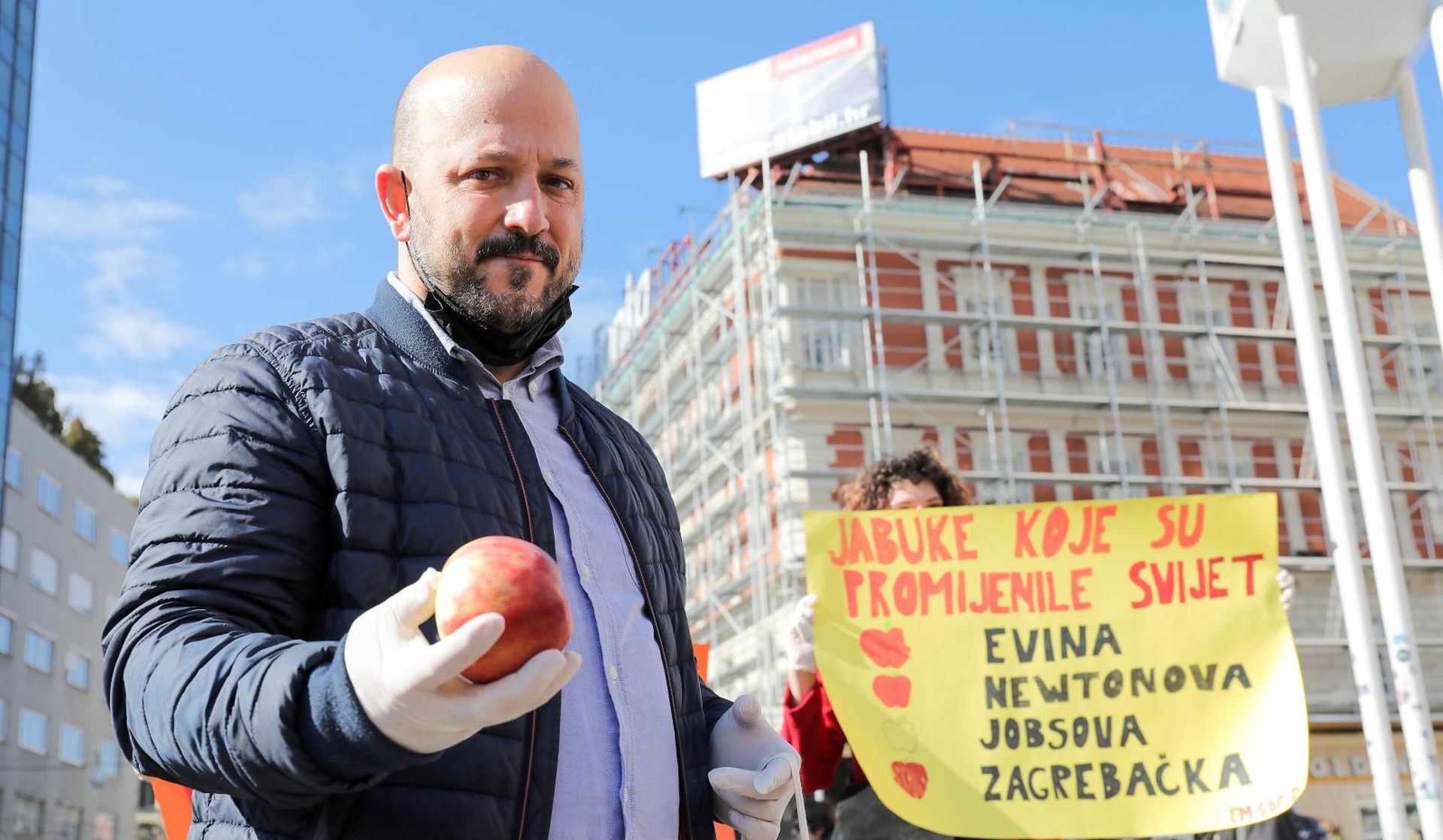 18.10.2020., Zagreb - Forum mladih SDP-a Zagreb na Trgu bana Jelacica odrzao performans povodom zatvaranja kultnog zagrebackog kluba Jabuka, pod nazivom “Jabuka za zdravlje pojedinca, GK Jabuka za zdravlje Zagreba”.  Predsjednik GO SDP-a Zagreb Gordan Maras uz zastupnike SDP-a u Gradskoj skupstini Grada Zagreba gradjanima je dijelio jabuke.
Photo: Emica Elvedji/PIXSELL