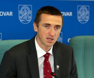 20.06.2020., Vukovar - Gradonacelnik Vukovara Ivan Penava  i clanovi Savjeta za branitelje Pilip Karaula i Tomislav Josic odrzali su konferenciju za medije vezano za temu tocnog i objektivnog popisa stanovnistva. Photo: Dubravka Petric/PIXSELL
