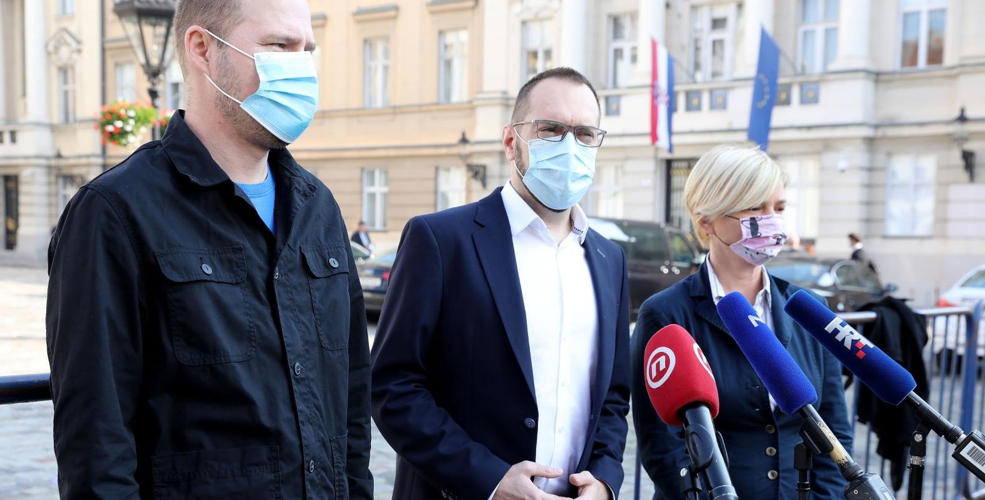20.10.2020., Zagreb - Ispred Trga svetog Marka odrzana je konferencija za medije Politicke platforme Mozemo. O temi promasene mjere subvencioniranja stambenih kredita putem Agencije za pravni promet i posredovanje nekretninama govorili su Tomislav Tomasevic, Sandra Bencic i Luka Korlaet. 
Photo: Patrik Macek/PIXSELL