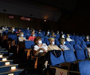 21.09.2020., Slavonski Brod - U kazalisno-koncertnoj dvorani Ivana Brlic Mazuranic uz postivanje epidemioloskih mjera gledatelji uzivali u satirickoj kazalisnoj predstavi Kraljevstvo Moje (za pocetnike), Ludens Teatatra i Teatar Exit.
Photo: Ivica Galovic/PIXSELL